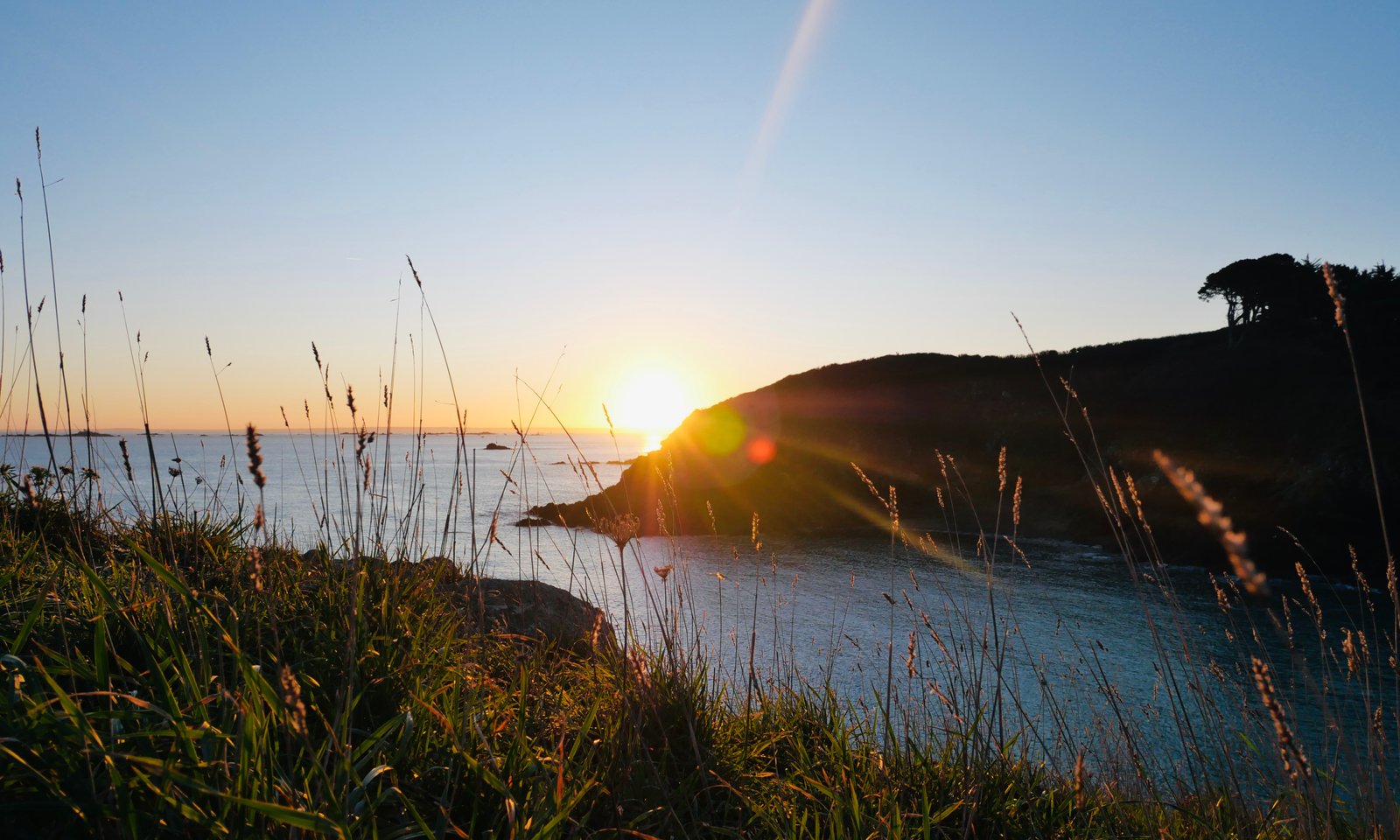 Coucher de soleil sur les falaises de Plouha, à deux pas des Gîtes de Kerégal